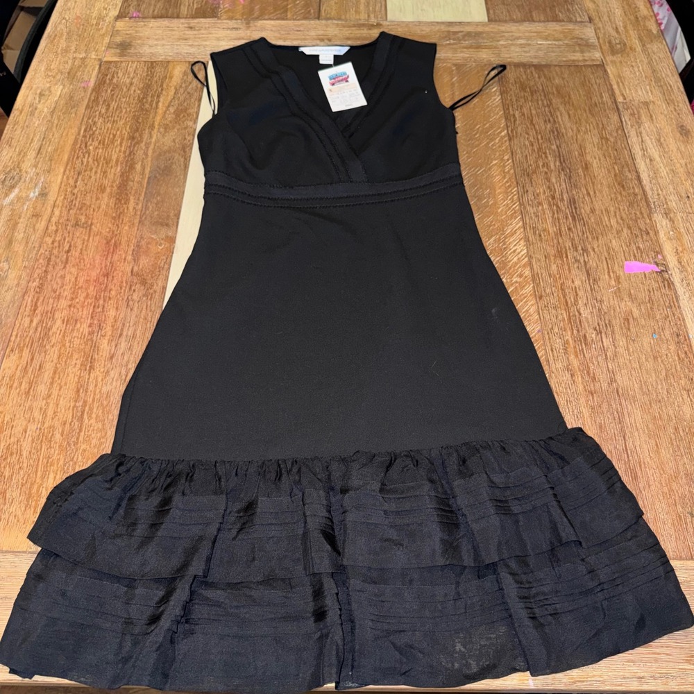 Diane von Furstenberg Dress Womens 2 Black Ruffle Hem V-Neck Sleeveless
